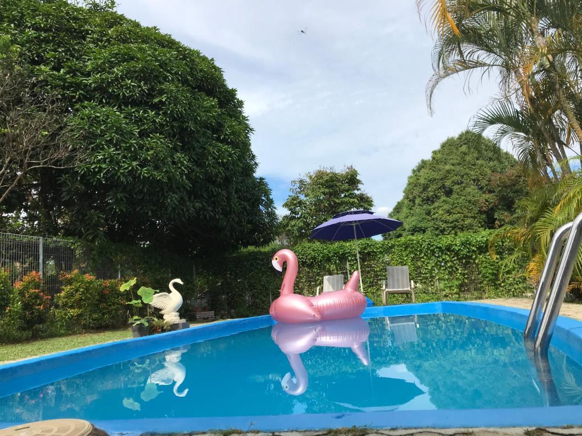 Melaka Afamosa Resort D'Amour Comfortable And Healing With Theater Projector Private Villa With Garden View Swimming Pool Seasonal Christmas Theme 外观 照片